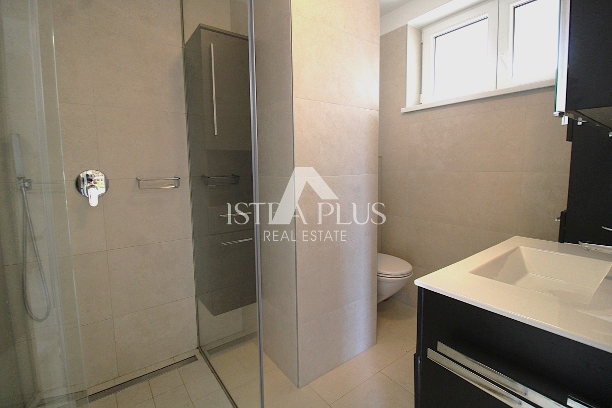 Esclusiva dell'agenzia! Bellissima villa moderna a soli 2 km da Parenzo e dal mare