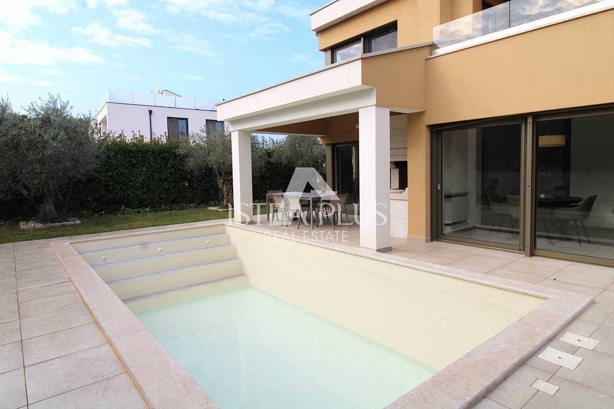 Esclusiva dell'agenzia! Bellissima villa moderna a soli 2 km da Parenzo e dal mare