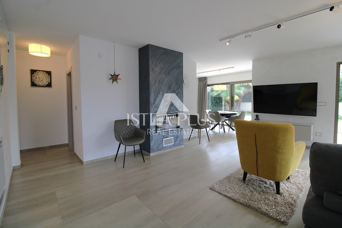 Esclusiva dell'agenzia! Bellissima villa moderna a soli 2 km da Parenzo e dal mare