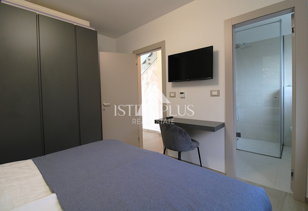 Esclusiva dell'agenzia! Bellissima villa moderna a soli 2 km da Parenzo e dal mare