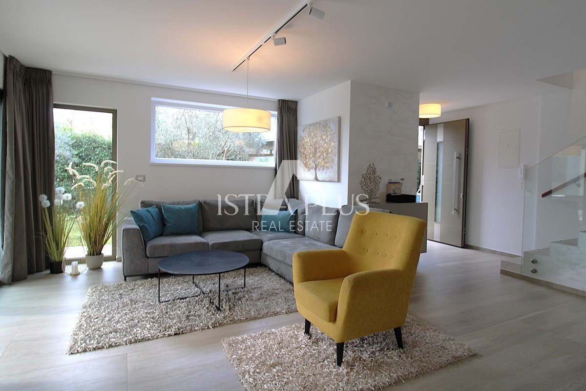 Esclusiva dell'agenzia! Bellissima villa moderna a soli 2 km da Parenzo e dal mare