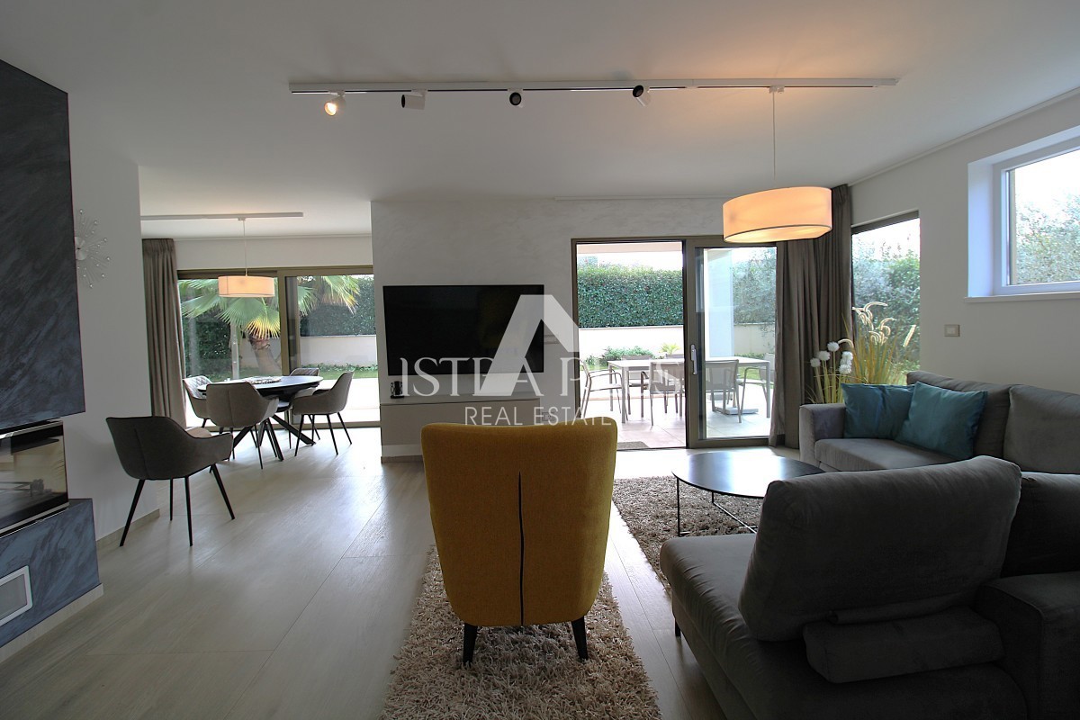 Esclusiva dell'agenzia! Bellissima villa moderna a soli 2 km da Parenzo e dal mare