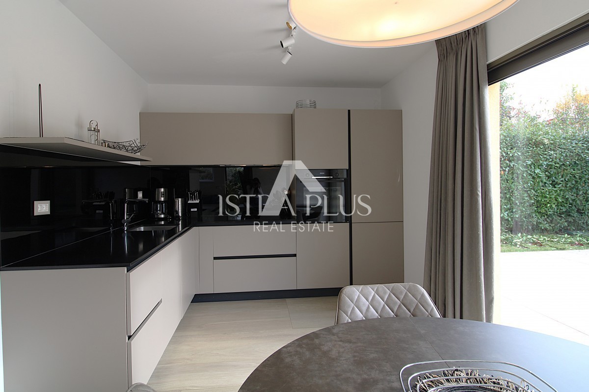 Esclusiva dell'agenzia! Bellissima villa moderna a soli 2 km da Parenzo e dal mare