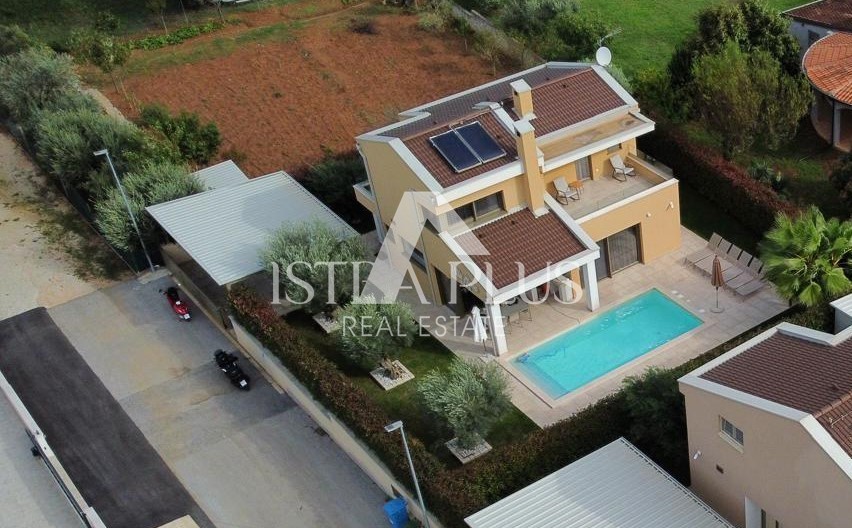 Esclusiva dell'agenzia! Bellissima villa moderna a soli 2 km da Parenzo e dal mare