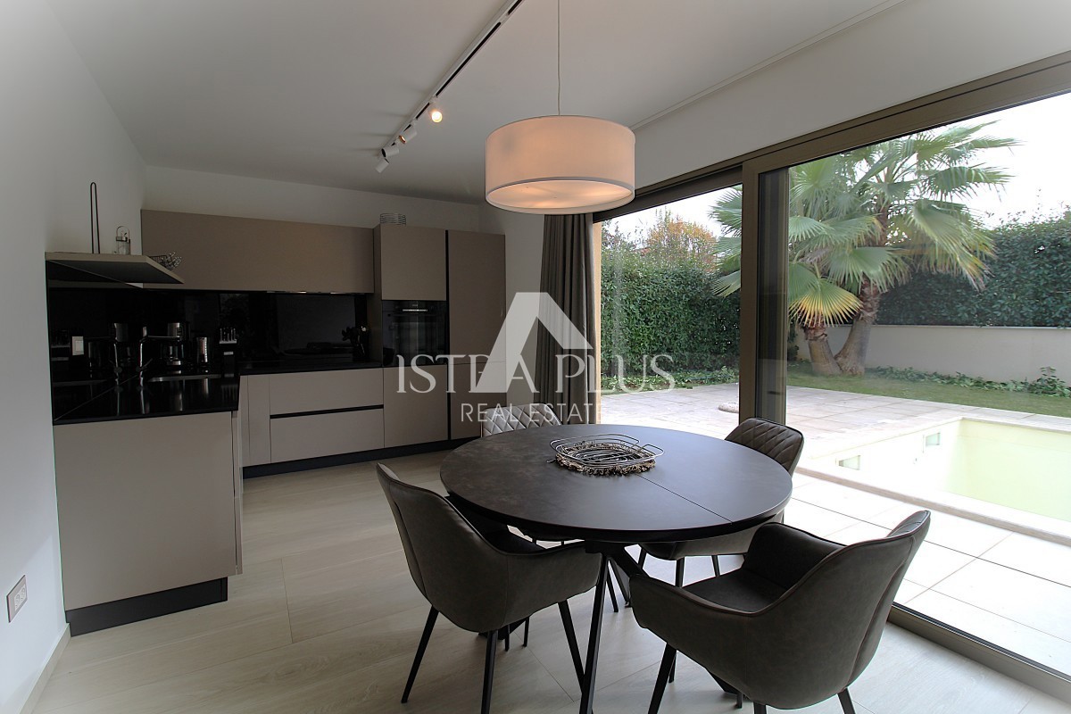 Esclusiva dell'agenzia! Bellissima villa moderna a soli 2 km da Parenzo e dal mare