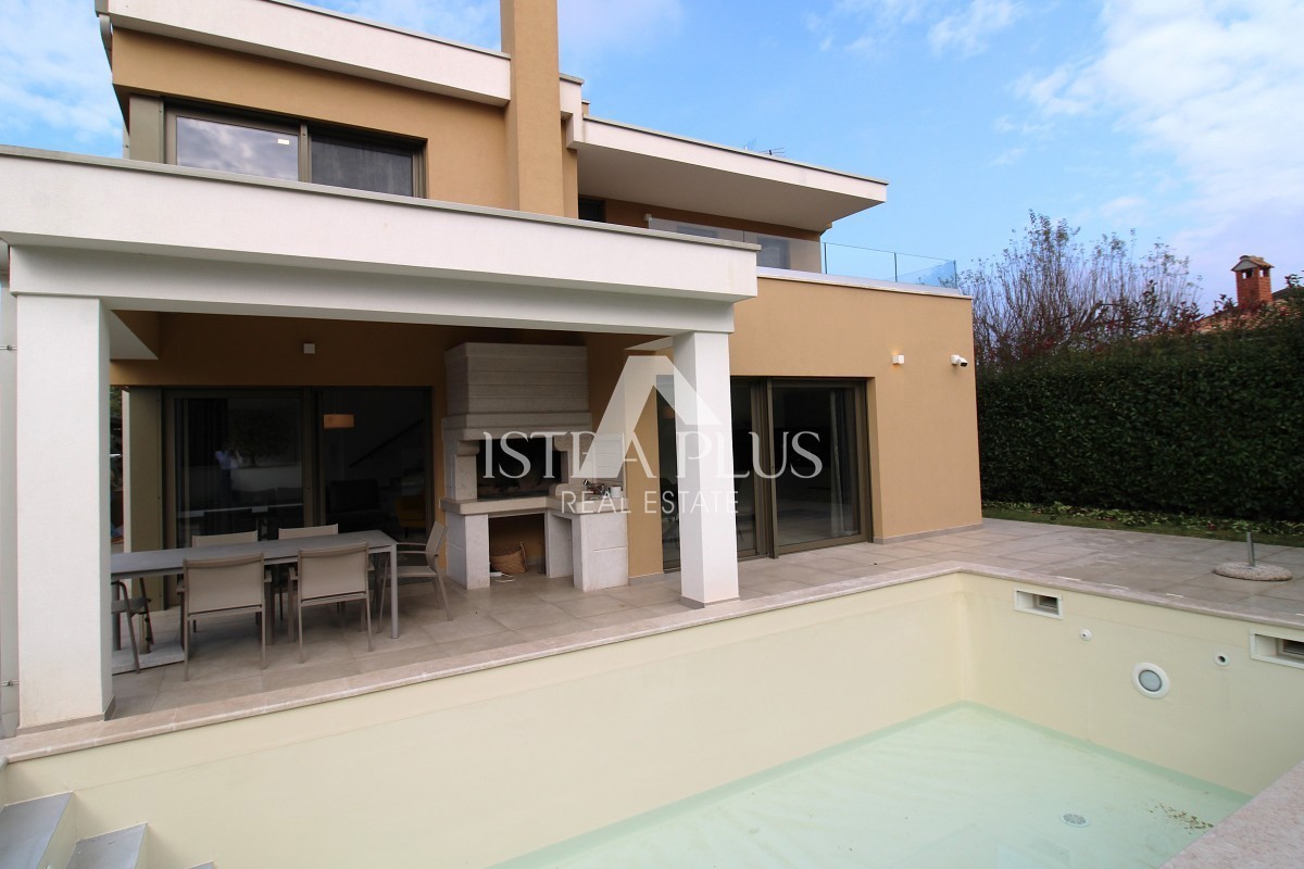 Esclusiva dell'agenzia! Bellissima villa moderna a soli 2 km da Parenzo e dal mare