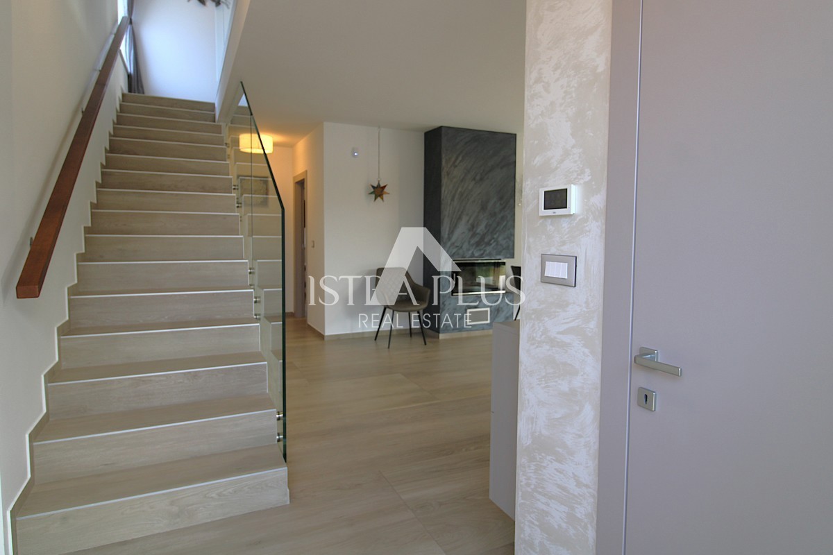 Esclusiva dell'agenzia! Bellissima villa moderna a soli 2 km da Parenzo e dal mare