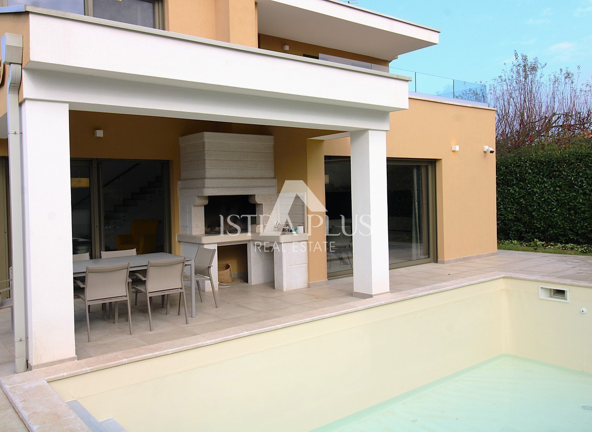 Esclusiva dell'agenzia! Bellissima villa moderna a soli 2 km da Parenzo e dal mare
