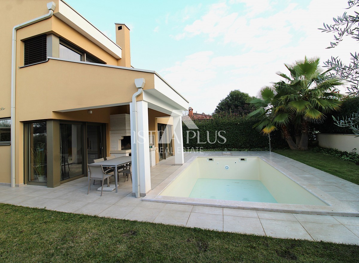 Esclusiva dell'agenzia! Bellissima villa moderna a soli 2 km da Parenzo e dal mare