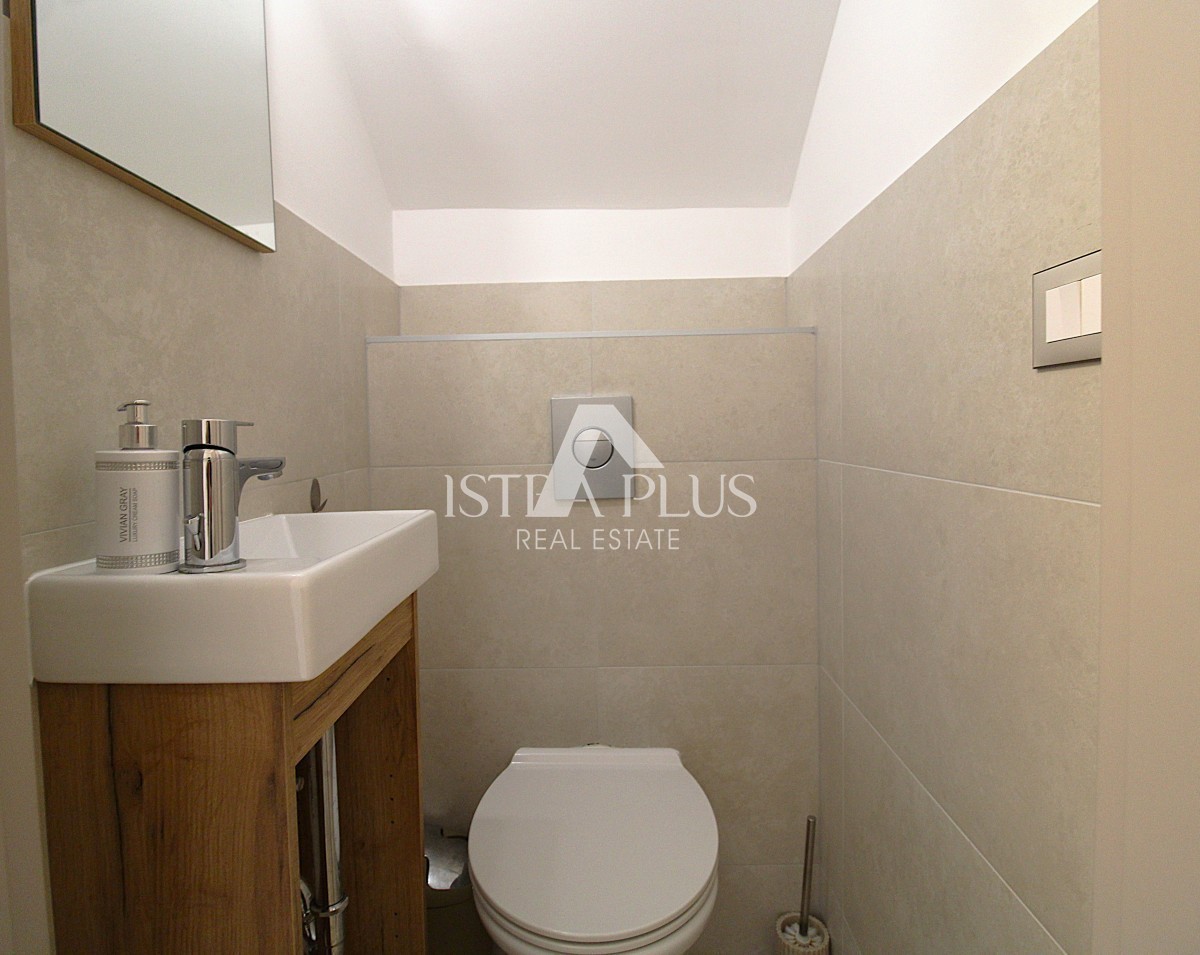 Esclusiva dell'agenzia! Bellissima villa moderna a soli 2 km da Parenzo e dal mare