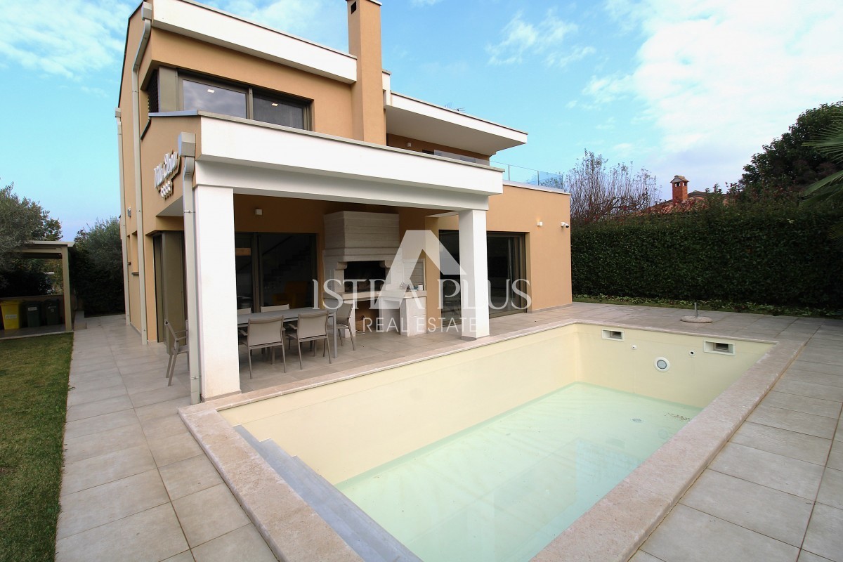 Esclusiva dell'agenzia! Bellissima villa moderna a soli 2 km da Parenzo e dal mare