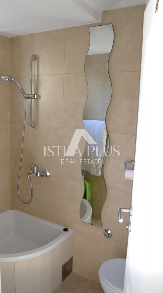 Istria, Parenzo 2 km - Casa familiare ristrutturata in un ambiente tranquillo, vicino al mare