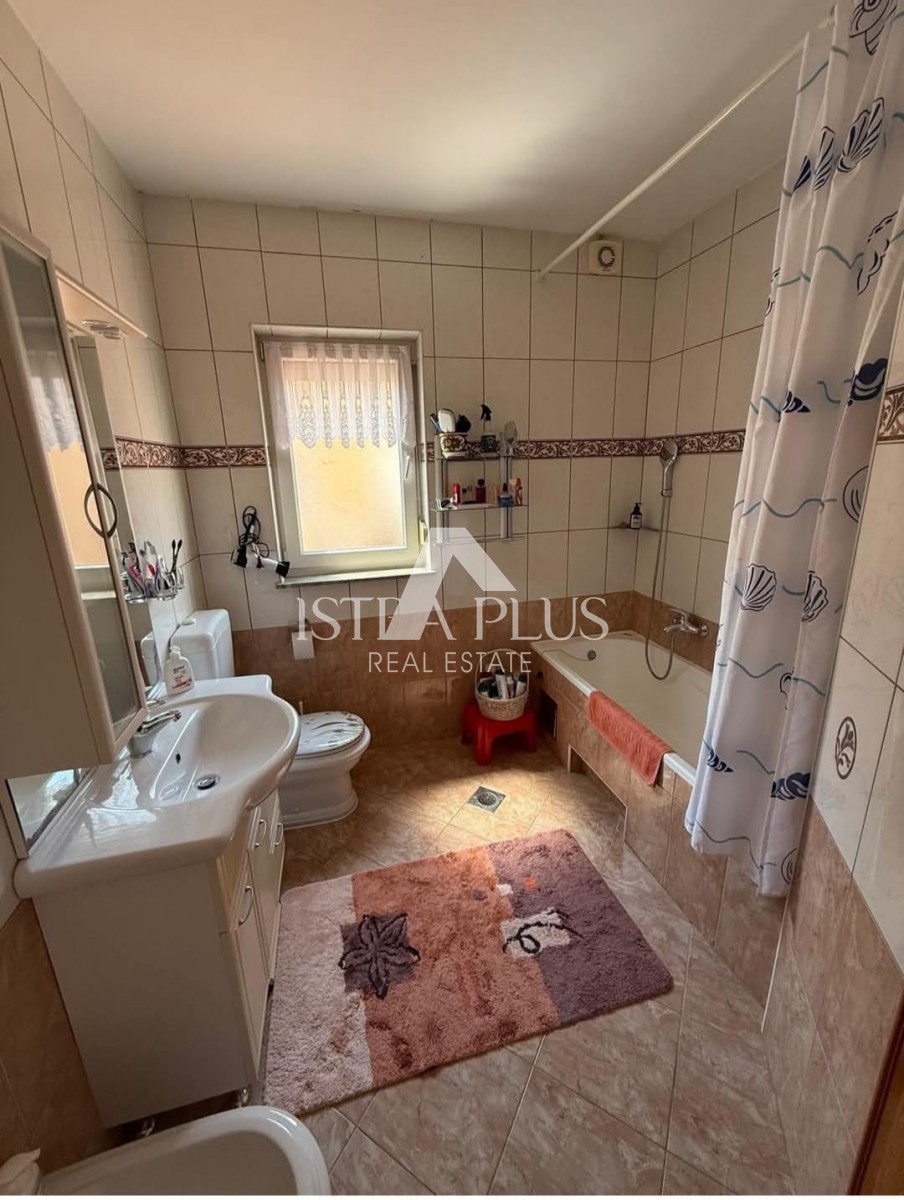 Istria, Parenzo 2 km - Casa familiare ristrutturata in un ambiente tranquillo, vicino al mare