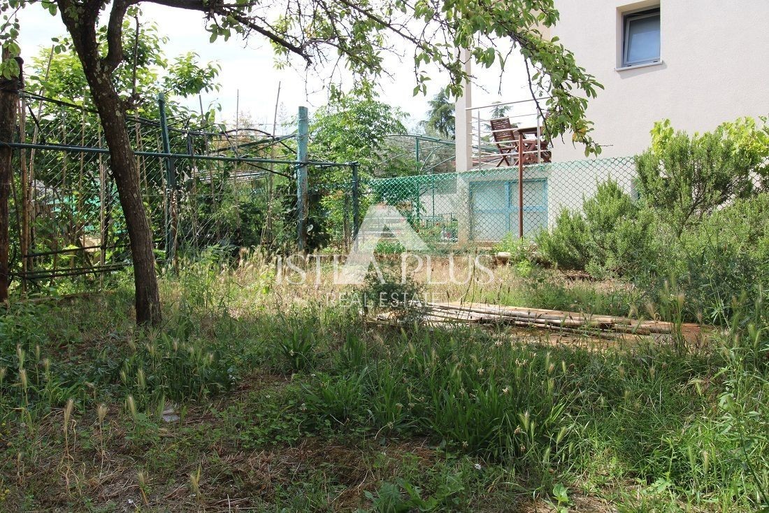 APPARTAMENTO AL PRIMO PIANO ARREDATO NUOVA CON GARAGE E GIARDINO - CENTRO PARENZO