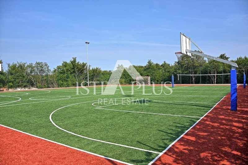 Esclusiva villa in pietra con piscina e campi sportivi!