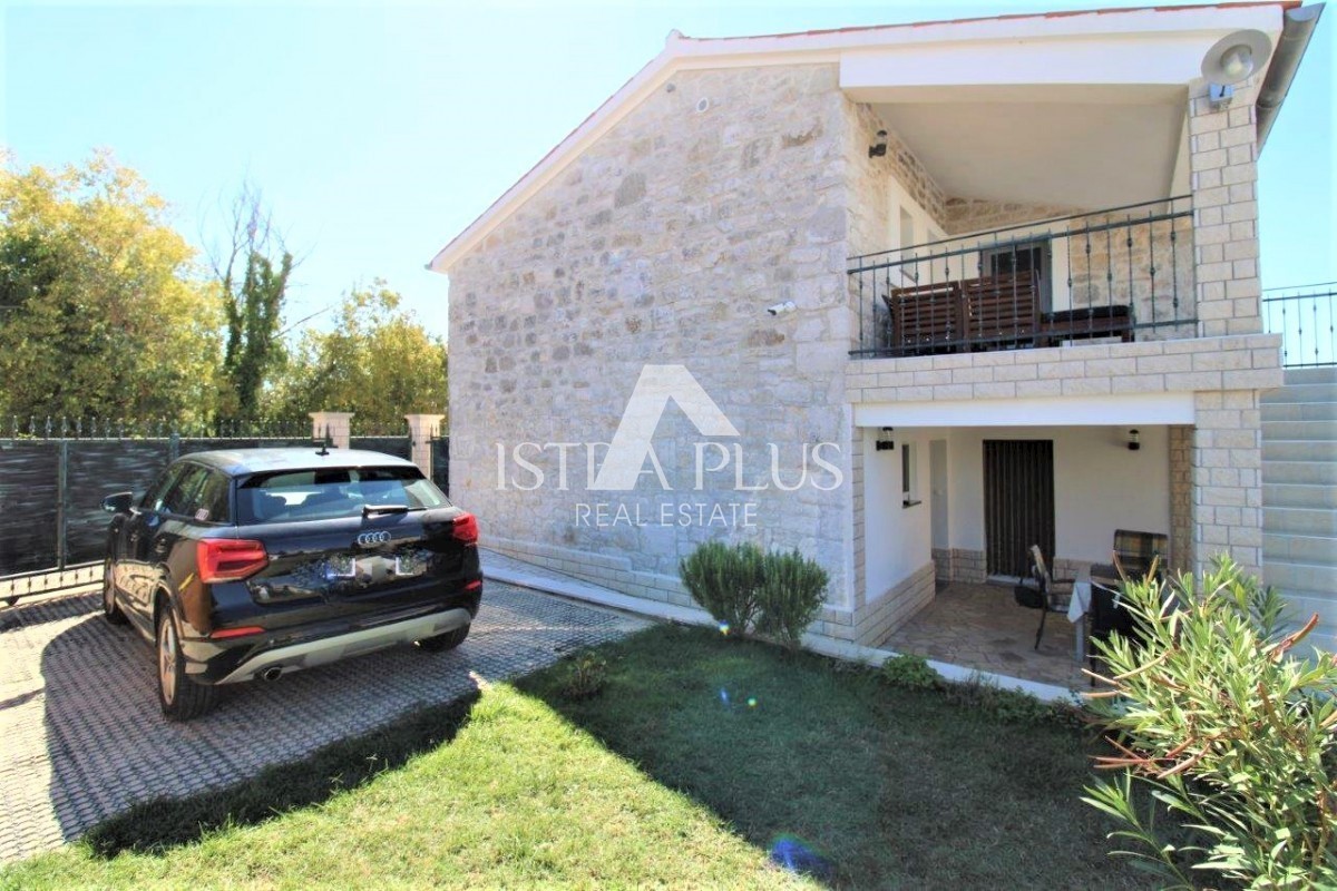 Casa con piscina in stile mediterraneo, a 4 km da Parenzo