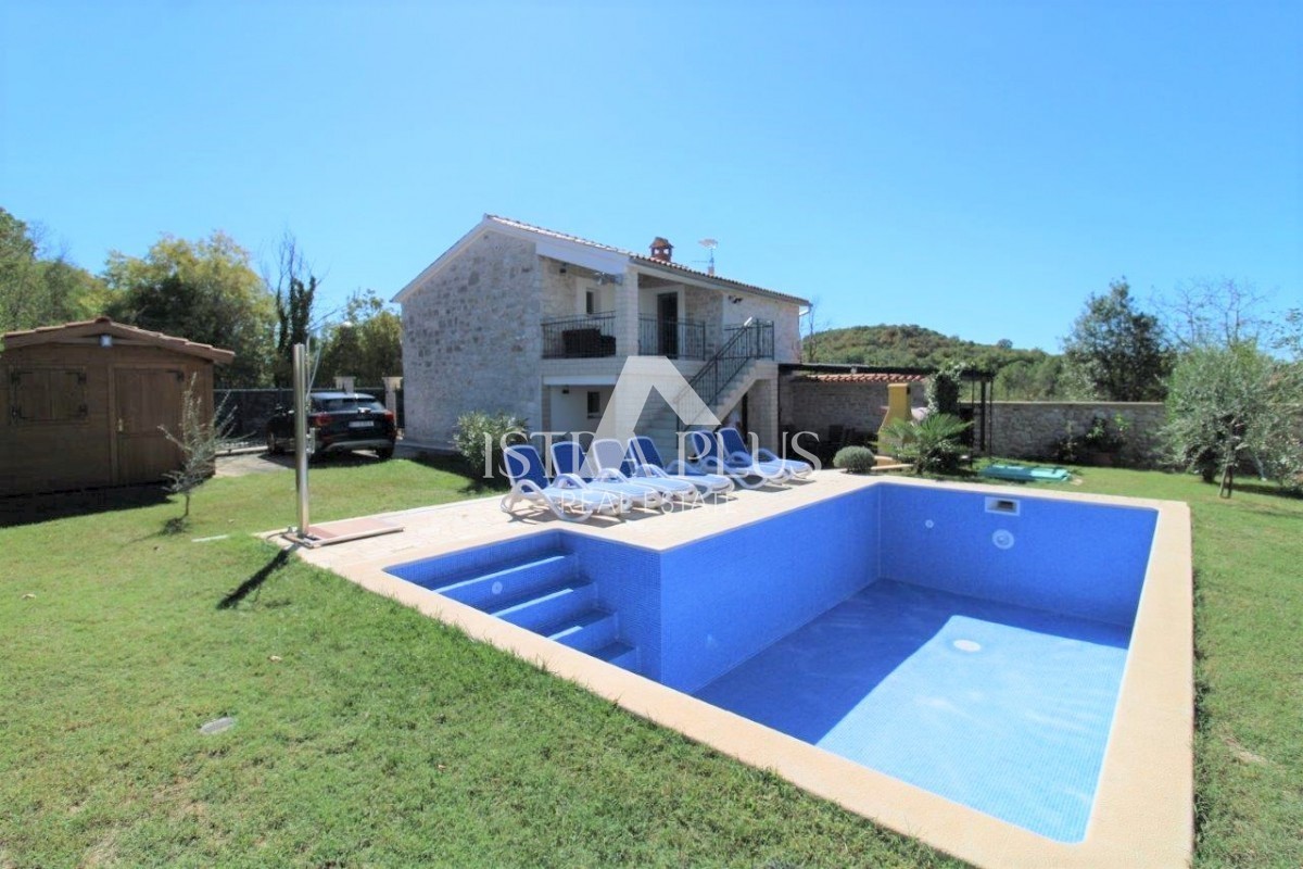 Casa con piscina in stile mediterraneo, a 4 km da Parenzo