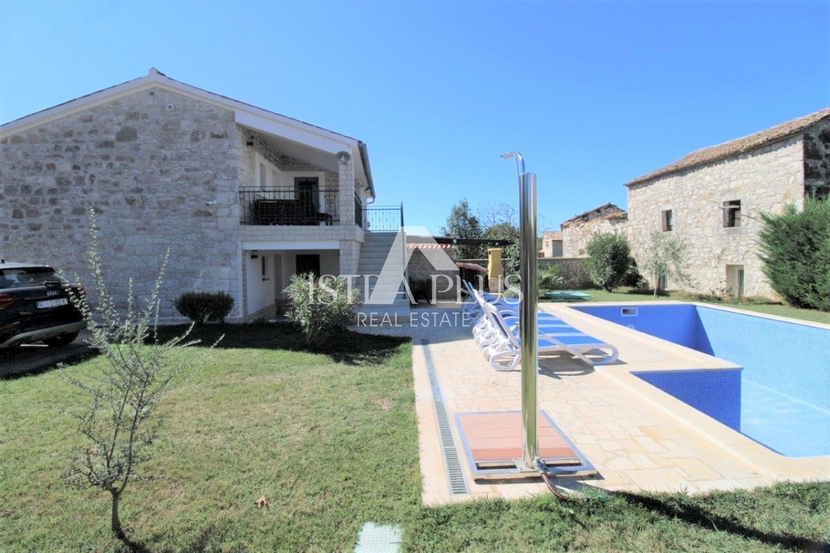 Casa con piscina in stile mediterraneo, a 4 km da Parenzo