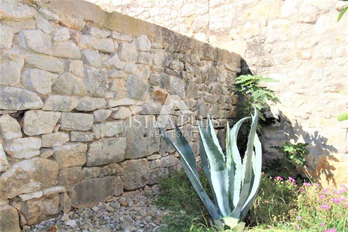 Casa con piscina in stile mediterraneo, a 4 km da Parenzo