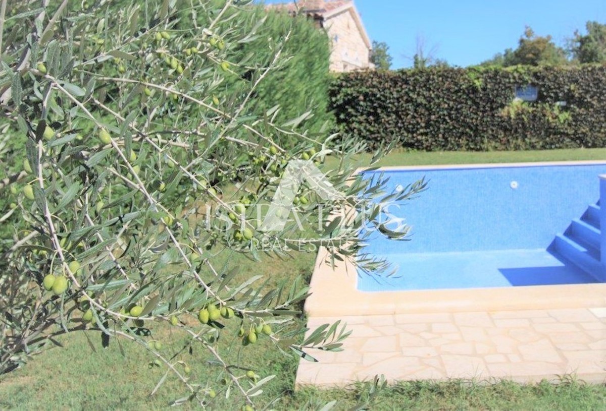 Casa con piscina in stile mediterraneo, a 4 km da Parenzo