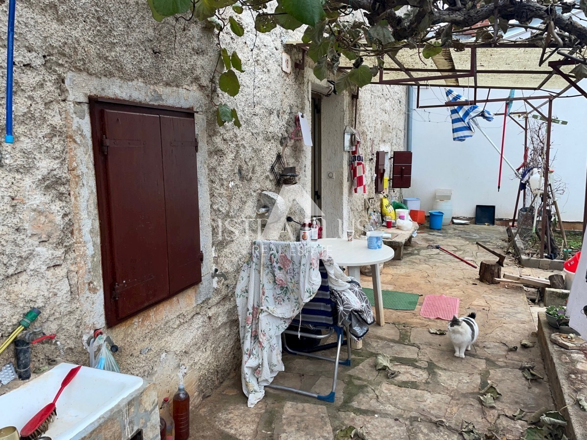 Casa in pietra ( tre apartamenti ) con cortile