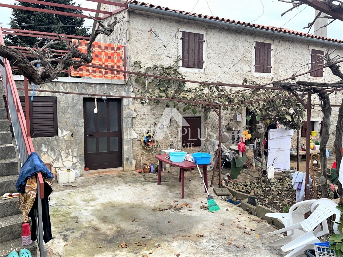 Casa in pietra ( tre apartamenti ) con cortile