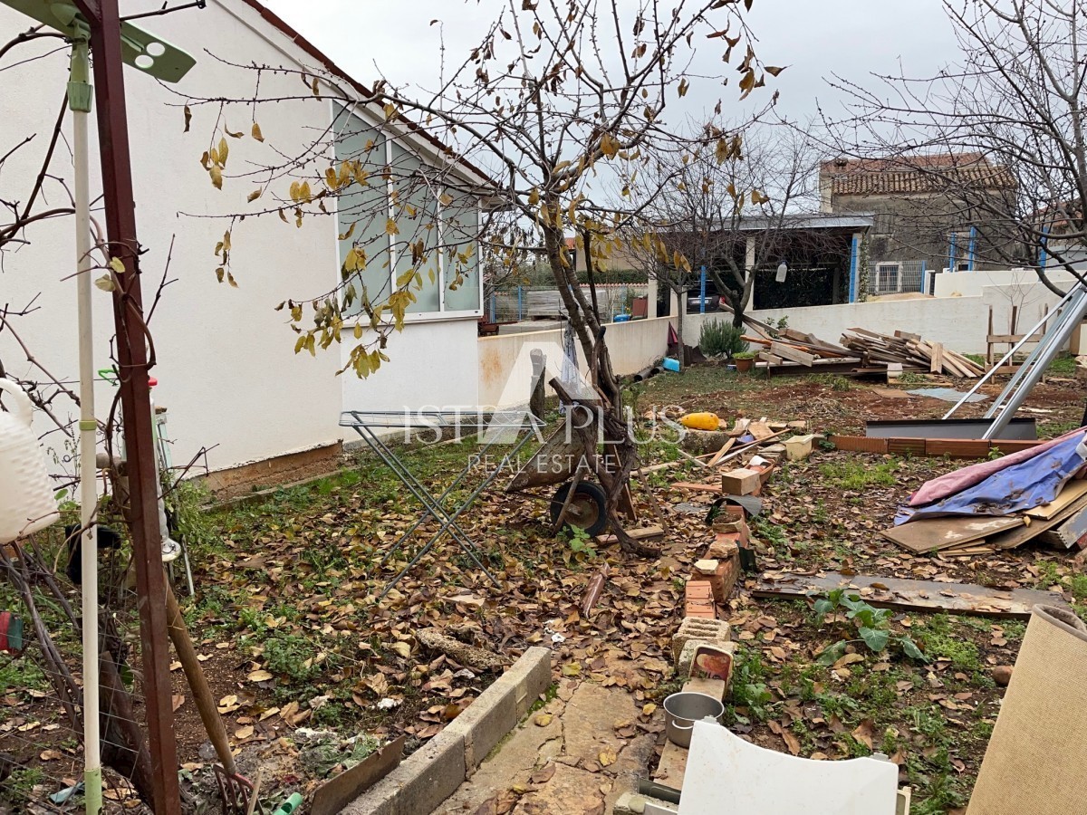 Casa in pietra ( tre apartamenti ) con cortile