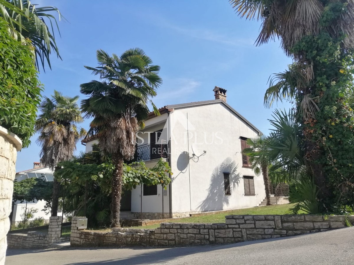 Posizione esclusiva, casa con 2 apartamenti a 250m dal mare, Parenzo!