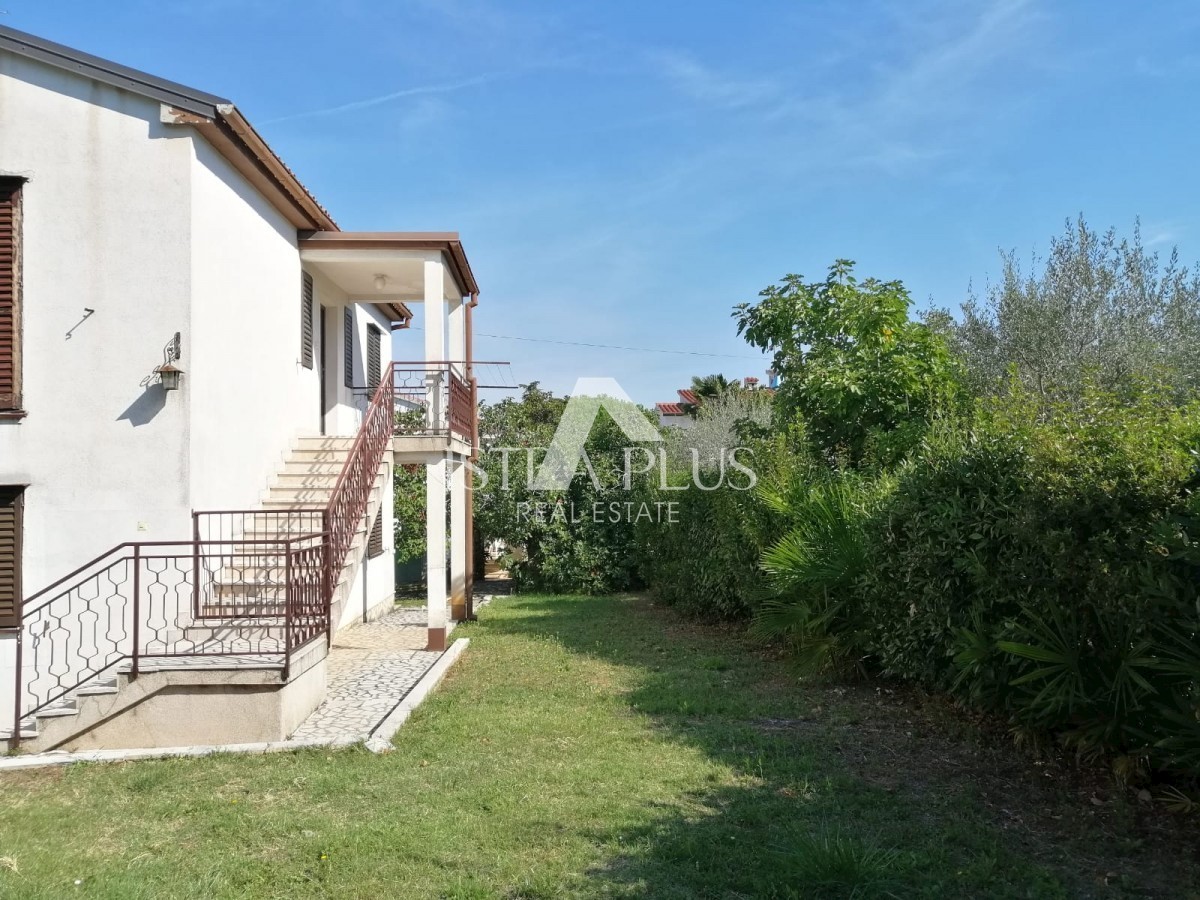 Posizione esclusiva, casa con 2 apartamenti a 250m dal mare, Parenzo!