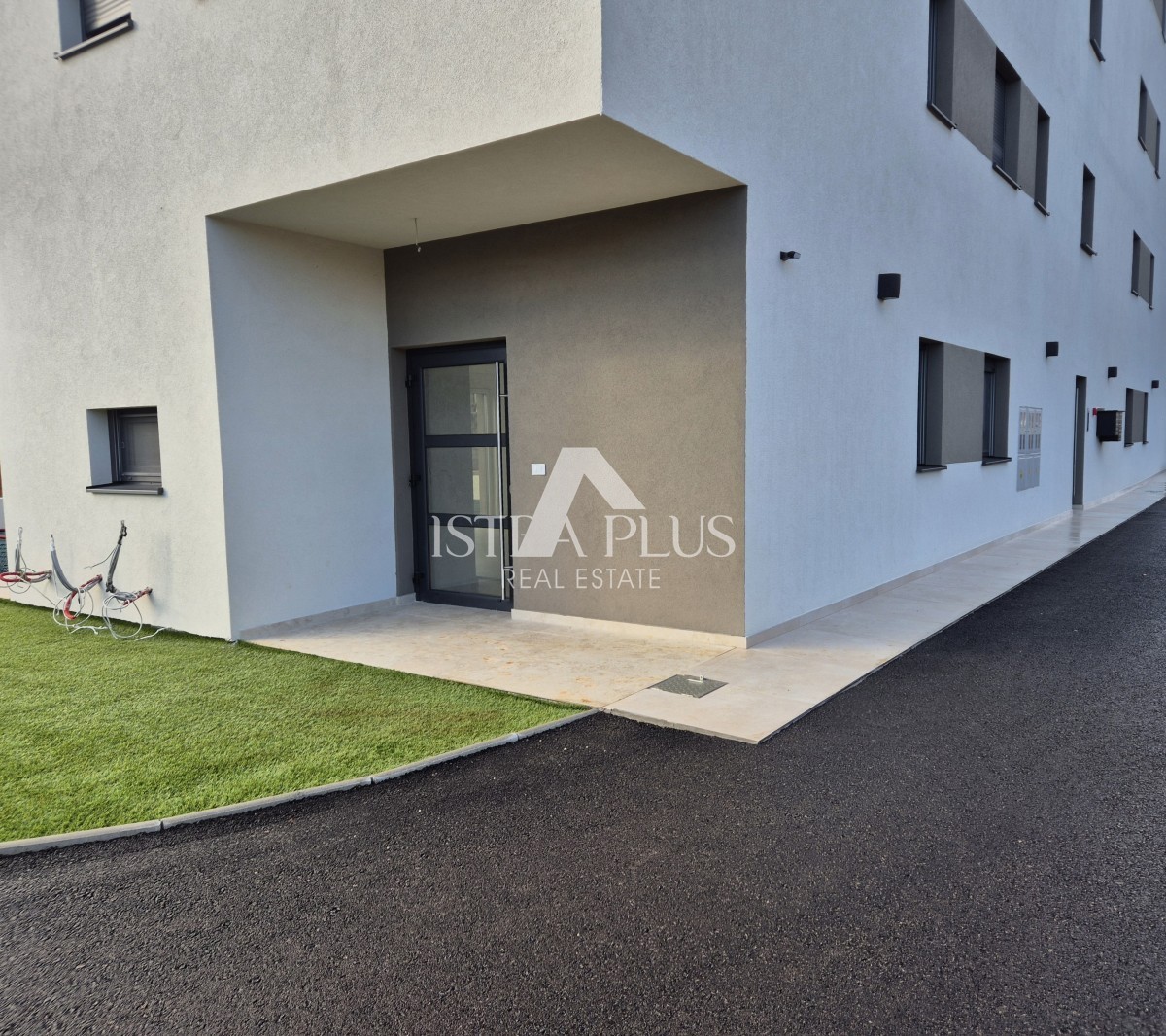 Appartamento al piano terra con cortile, nuova costruzione a 2 km dal mare!!