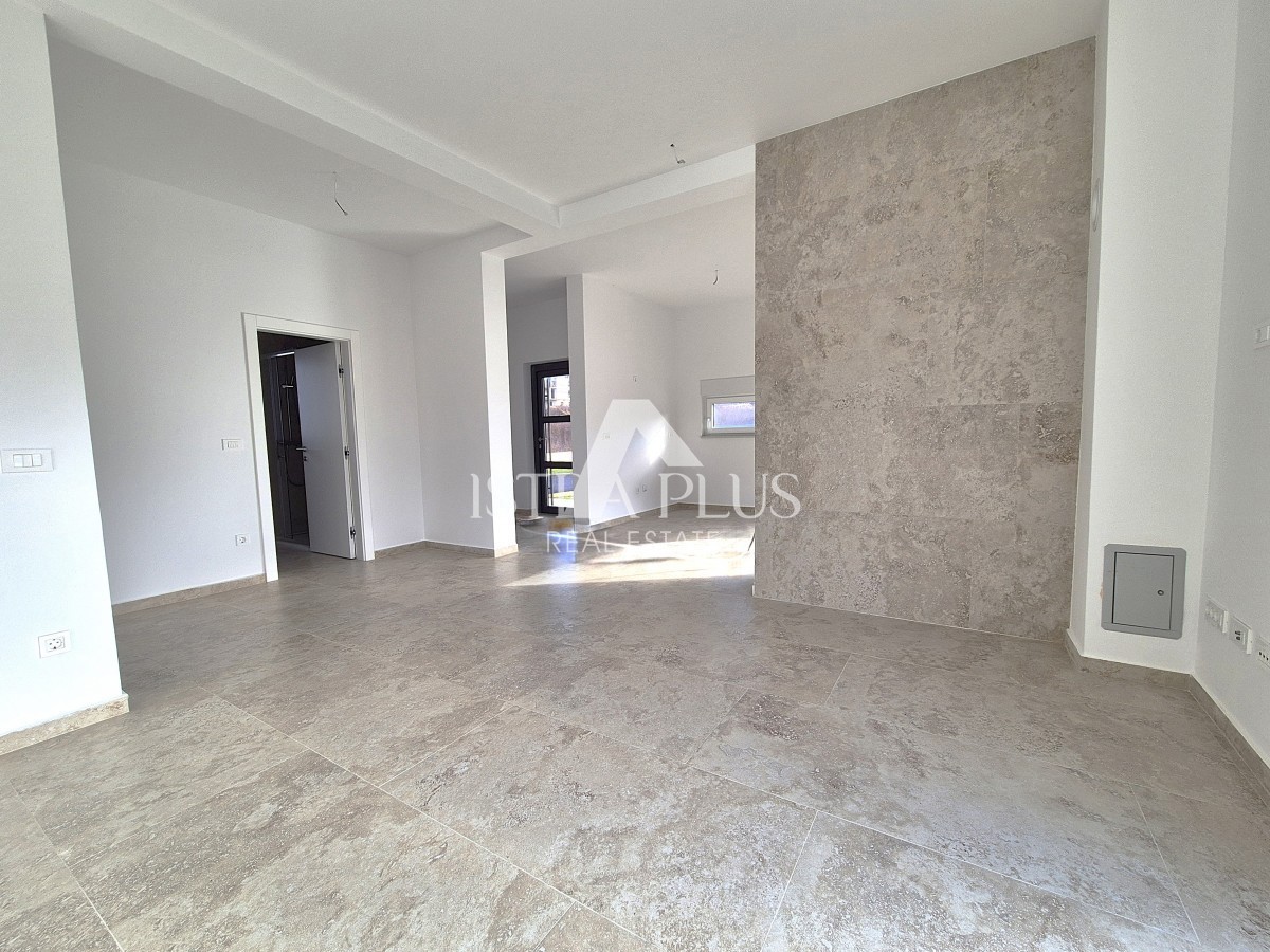 Appartamento al piano terra con cortile, nuova costruzione a 2 km dal mare!!