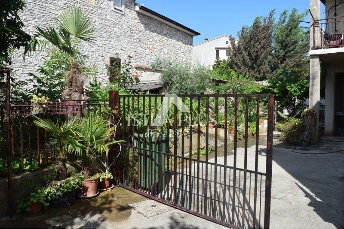 Tar, una casa in pietra con giardino e molto potenziale