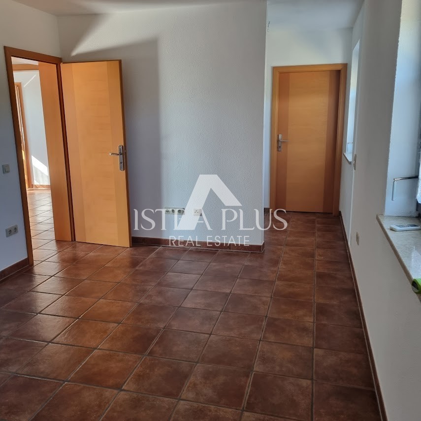 Istria, zona Parenzo - Casa indipendente con 2 appartamenti, cortile con piscina e VISTA MARE