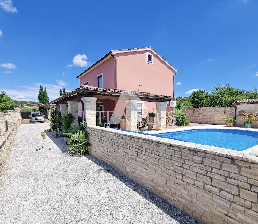 Istria, zona Parenzo - Casa indipendente con 2 appartamenti, cortile con piscina e VISTA MARE