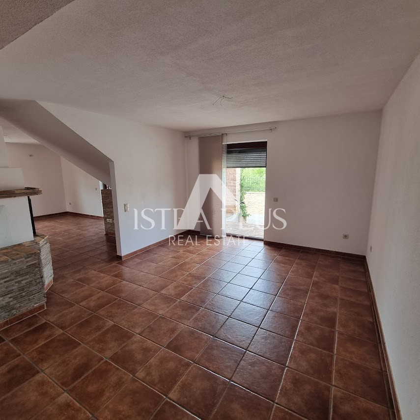 Istria, zona Parenzo - Casa indipendente con 2 appartamenti, cortile con piscina e VISTA MARE