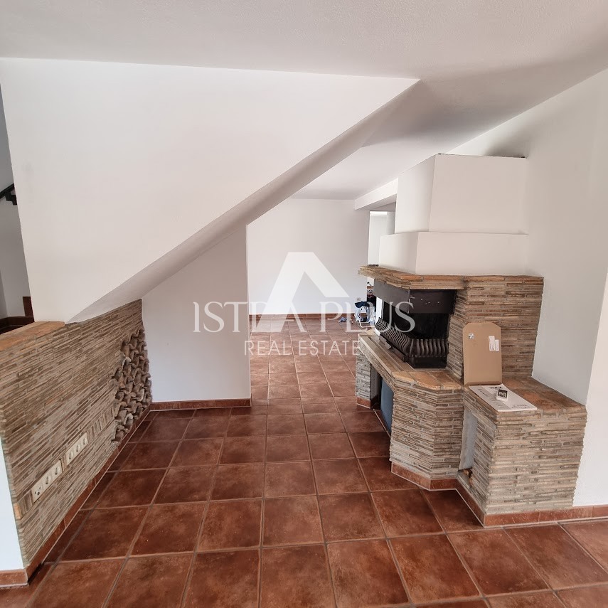 Istria, zona Parenzo - Casa indipendente con 2 appartamenti, cortile con piscina e VISTA MARE