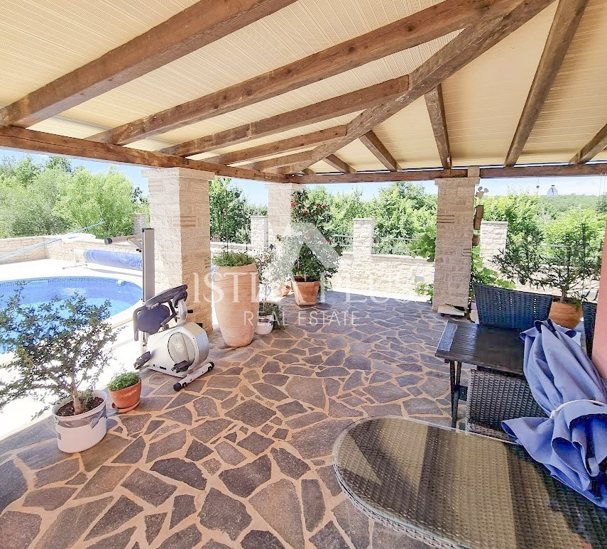 Istria, zona Parenzo - Casa indipendente con 2 appartamenti, cortile con piscina e VISTA MARE