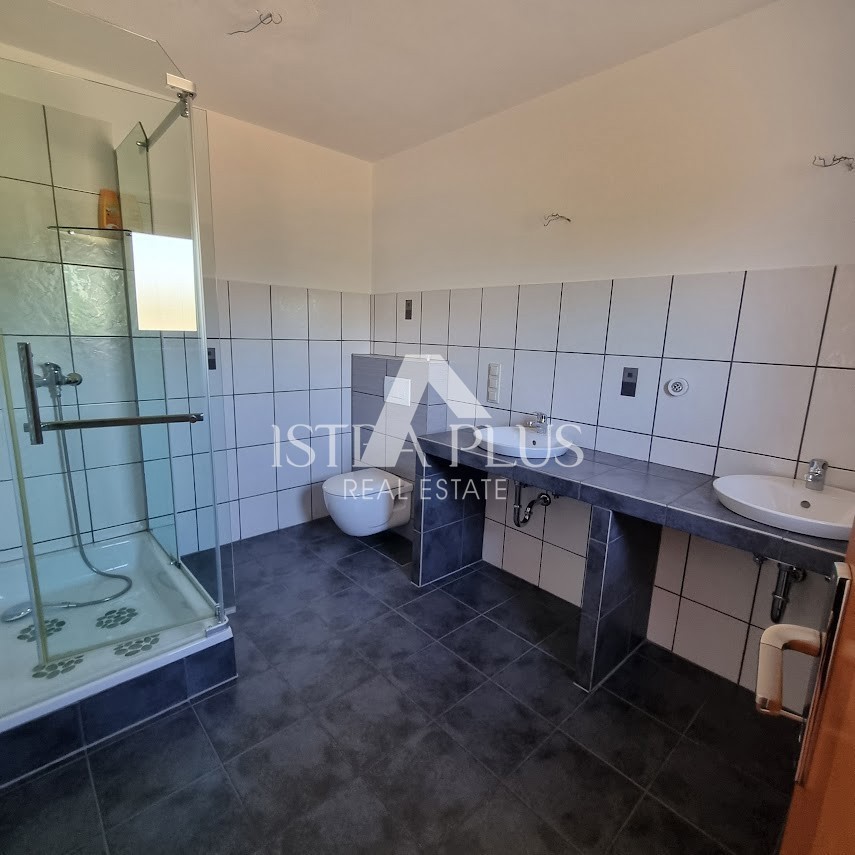 Istria, zona Parenzo - Casa indipendente con 2 appartamenti, cortile con piscina e VISTA MARE