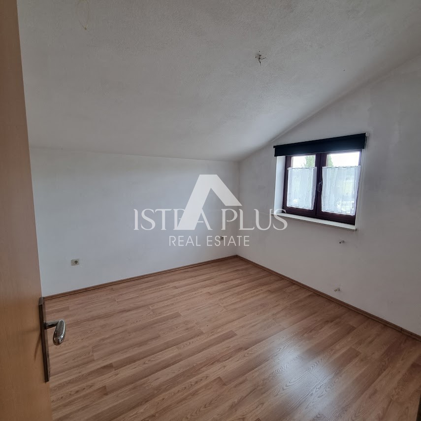 Istria, zona Parenzo - Casa indipendente con 2 appartamenti, cortile con piscina e VISTA MARE