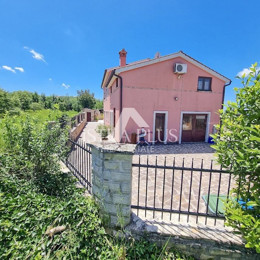 Istria, zona Parenzo - Casa indipendente con 2 appartamenti, cortile con piscina e VISTA MARE
