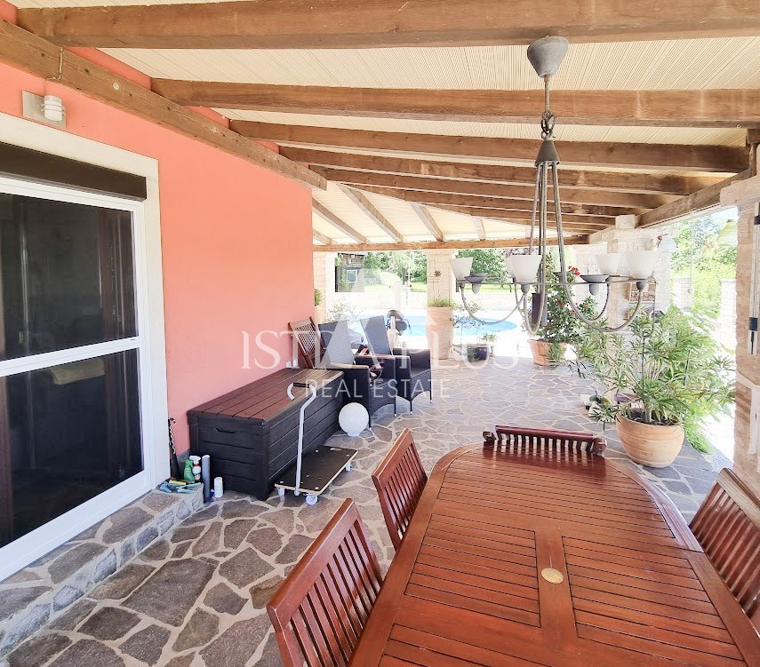 Istria, zona Parenzo - Casa indipendente con 2 appartamenti, cortile con piscina e VISTA MARE