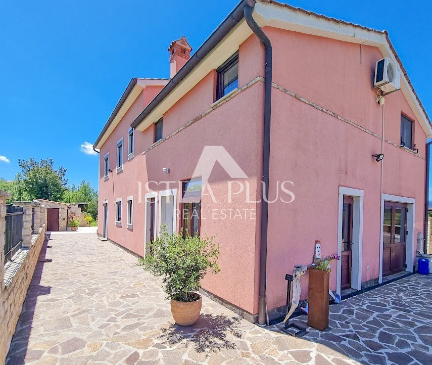 Istria, zona Parenzo - Casa indipendente con 2 appartamenti, cortile con piscina e VISTA MARE