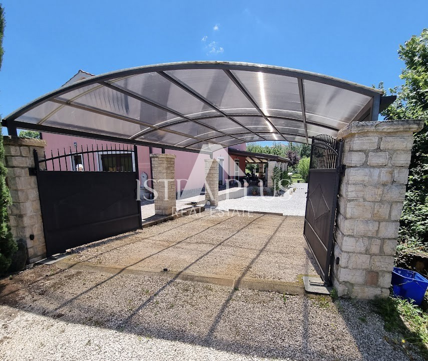 Istria, zona Parenzo - Casa indipendente con 2 appartamenti, cortile con piscina e VISTA MARE