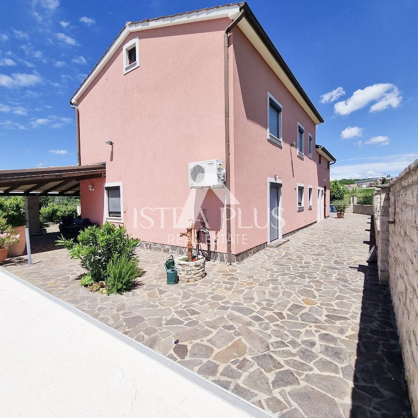 Istria, zona Parenzo - Casa indipendente con 2 appartamenti, cortile con piscina e VISTA MARE