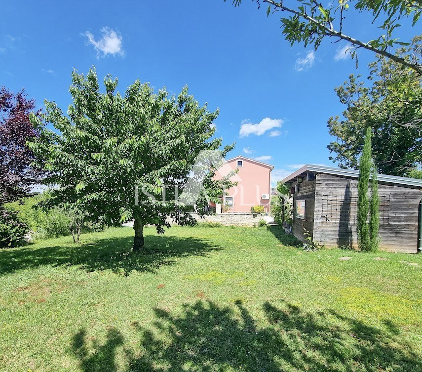 Istria, zona Parenzo - Casa indipendente con 2 appartamenti, cortile con piscina e VISTA MARE