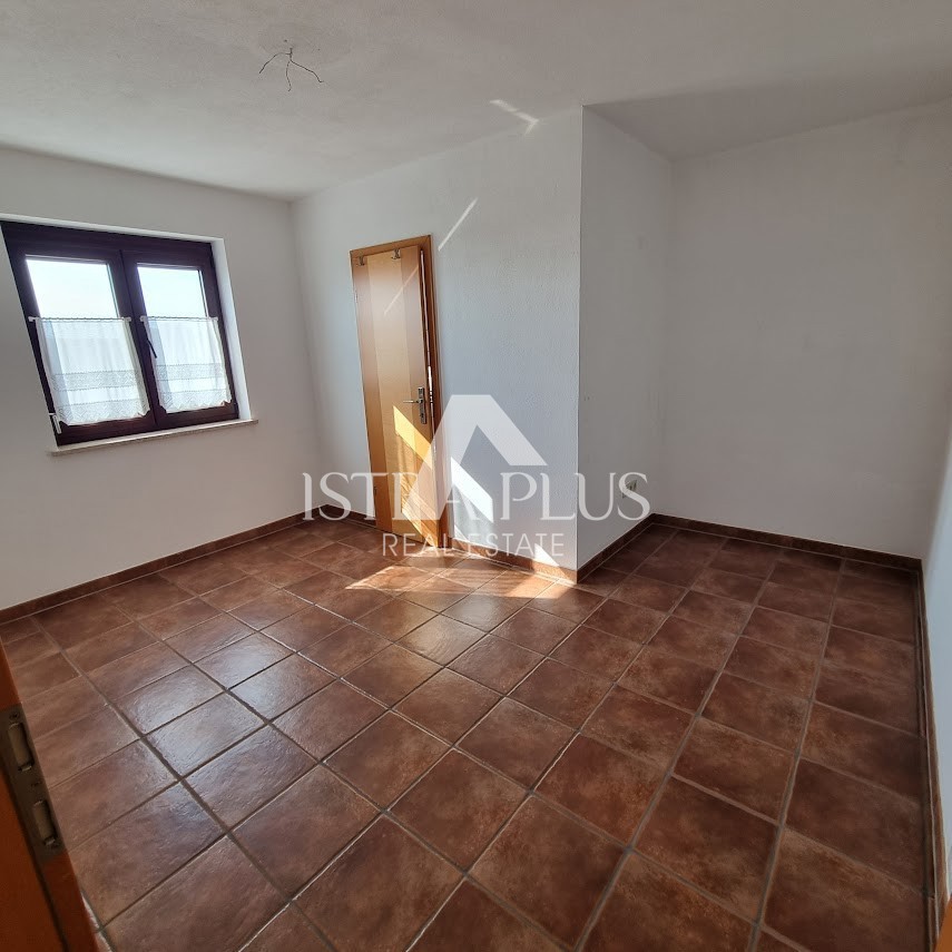 Istria, zona Parenzo - Casa indipendente con 2 appartamenti, cortile con piscina e VISTA MARE