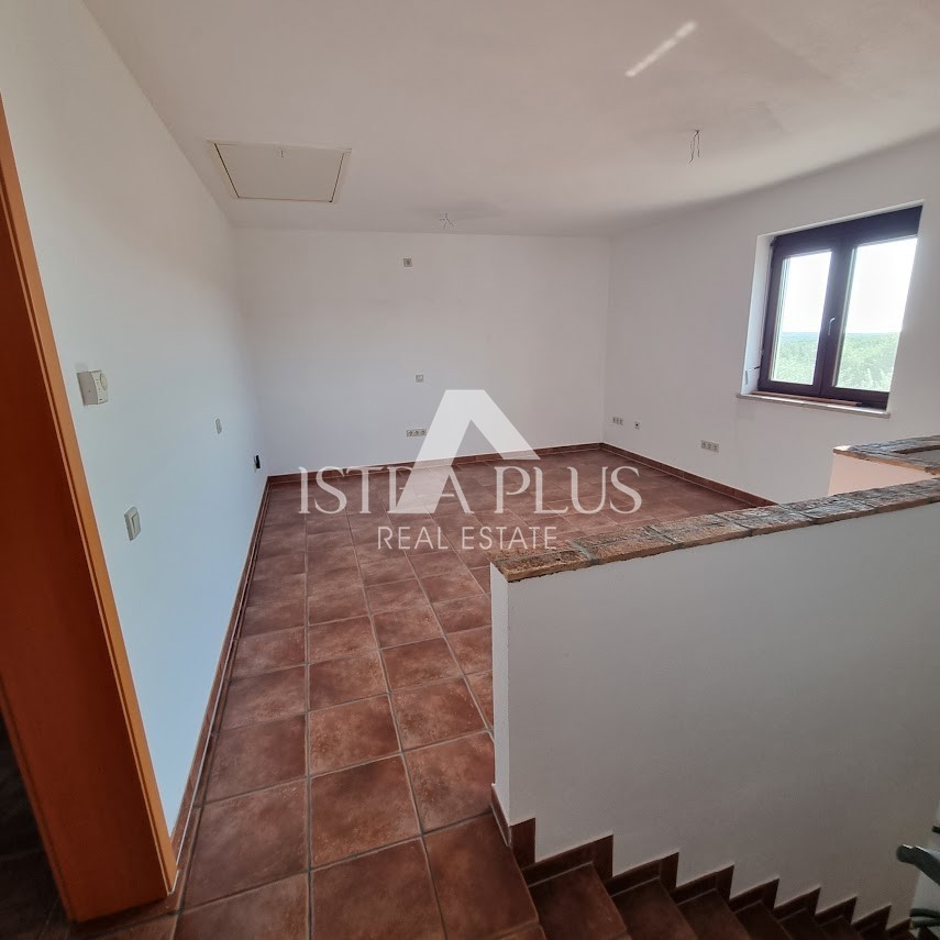Istria, zona Parenzo - Casa indipendente con 2 appartamenti, cortile con piscina e VISTA MARE