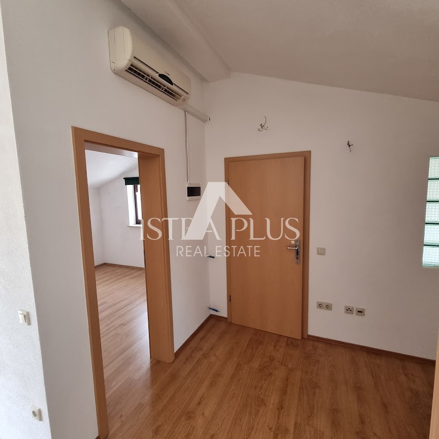 Istria, zona Parenzo - Casa indipendente con 2 appartamenti, cortile con piscina e VISTA MARE