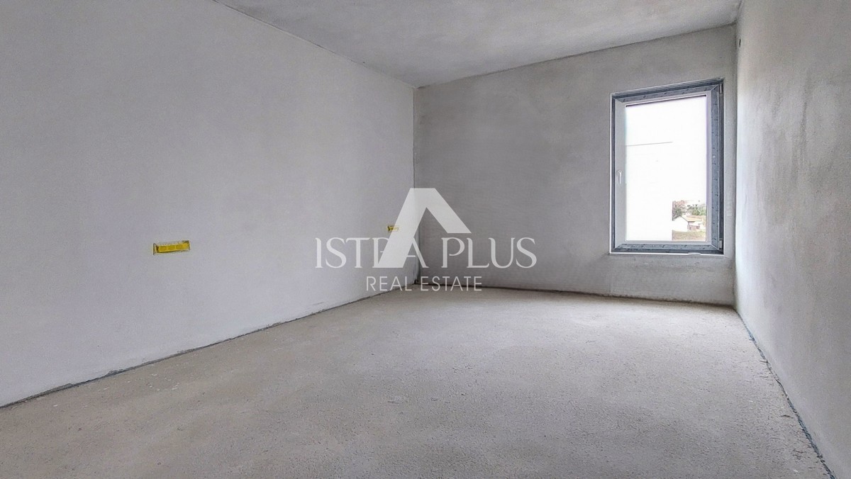 Istria, Parenzo, nuovo appartamento di 95 m2 con giardino di 115 m2, a circa 800 m dal mare (in linea d'aria)