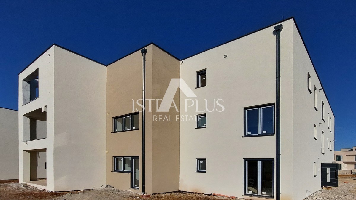 Istria, Parenzo, nuovo appartamento di 95 m2 con giardino di 115 m2, a circa 800 m dal mare (in linea d'aria)